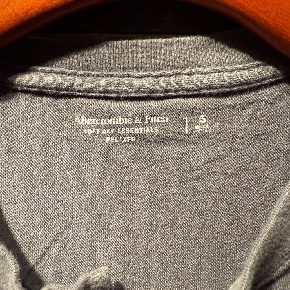 Abercrombie & Fitch Men's Small Gray Short Sleeve HenleyTee